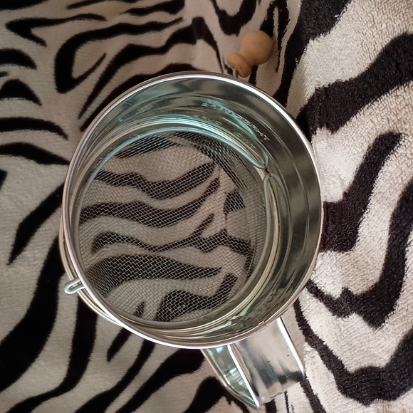 3 cups metal flour hand sifter - Picture 5 of 6